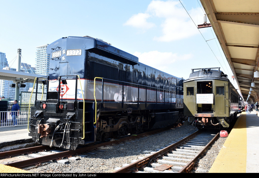 The rear of the 3372 along with the Arrow III Set